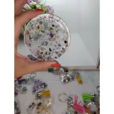 Porta copo de resina com pedras.