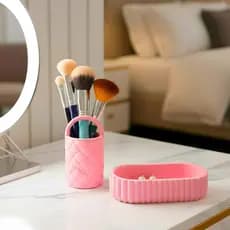 Conjunto organizador rosa pastel com porta-pincéis matelassê e bandeja oval canelada decorativa