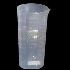Copo medidor plástico resistente transparente.