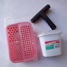 Kit 3 Peças Rodo, Farinheira, Ralador com Recipiente.