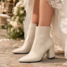 Bota De Casamento Feminina Para Noiva Branca Cano Curto Off White Bico Fino Salto Médio Confortável