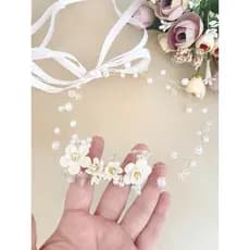 Tiara infantil aramada com flores.