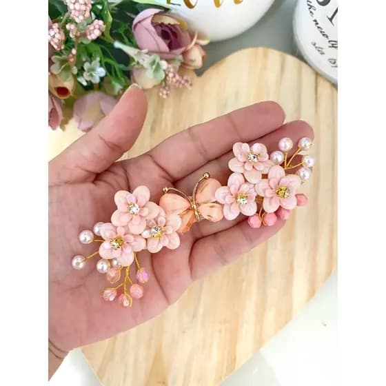 Arranjo hairclip florzinhas e borboleta.