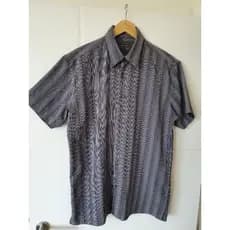 camisa masculina, tamanho G.