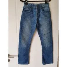 calça jeans clara, tamanho 10 anos.