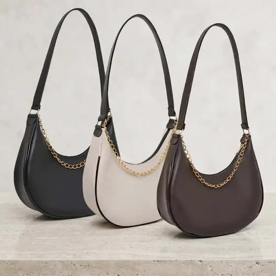 Bolsa feminina meia lua de ombro media minimalista moderna e elegante corrente dourada para o dia a dia