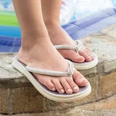 Chinelo Feminino de Dedo Anatômico Leve Confortável Tira de Strass Brilho Tendência Lançamento Moda Bloguerinha