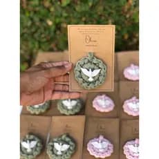 Kit 10 Mandala Chaveiro crochê com aplique Divino Espírito Santo cartão personalizado Batizado Lembrancinha Eucaristia