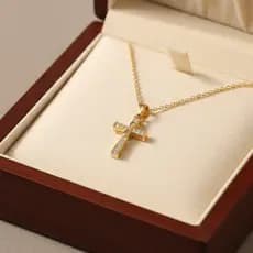 Colar Cruz Cravejada Feminino Folheado a Ouro Elegante Religioso
