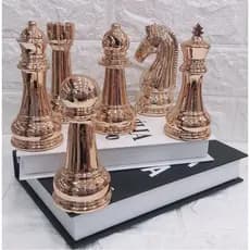 Enfeite Decorativo Peças De Xadrez Em Porcelana Rosê Gold Prateado 12x6cm