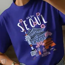 Camiseta Feminina Coreana | “Hello from Seoul” com Arte Urbana e Elementos Tradicionais – Algodão Confortável