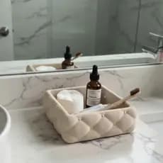 Bandeja Organizadora Multiuso Puff Capitonê Premium - Organizador de Banheiro, Maquiagem e Skin Care