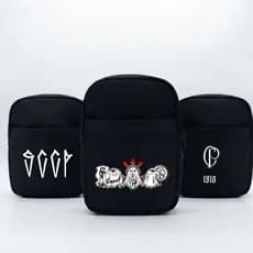 BAG BOLSA  BAG POCHETE TRANSVERSAL MASCULINA UNISSEX REGULÁVEL ESTAMPADA COM DIVISÃO TIRA COLO