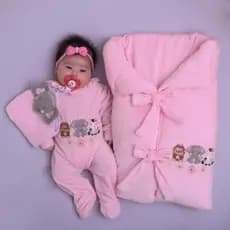 Saída Maternidade Bebê Menina Rosa Plush com Saco de Dormir Bordado Safari Rosa Antialérgico Premium