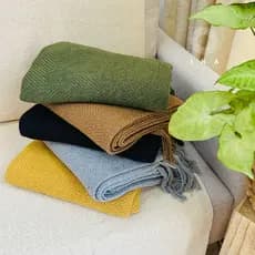 Manta Decorativa Escama em Algodão para Poltrona, Cama e Sofá com Elegantes Detalhes de Franja