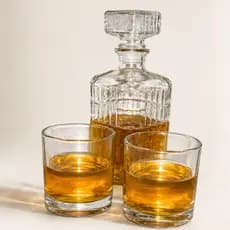 Garrafa para Whisky e Licor 1 Litro com 2 Copos Baixos de Vidro Bourbon Rum Cachaça