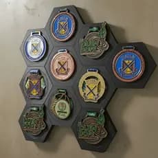 Porta Medalhas Hexagonal Colméia MDF Fixação Imã – Suporte Medalhas Bike Corrida Futebol Jiu-Jitsu