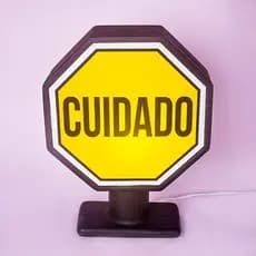 Luminária de Mesa Decorativa Placa Cuidado Amarela Usare Estilo Urbano Criativo