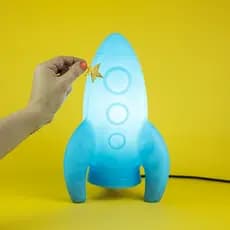 Luminária Infantil de Mesa Foguete Azul Usare Decoração Quarto LED Bivolt