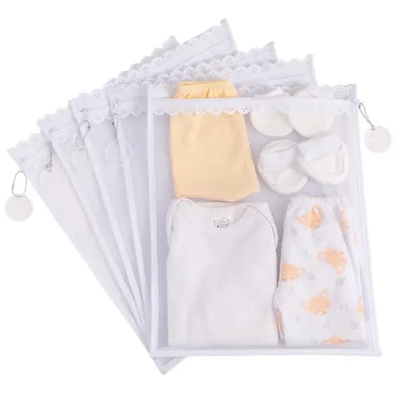 Kit c/ 5 Saquinhos Maternidade Organizadores para Bolsa Maternidade em TULE SUPER GROSSO + TAGS EM ACRÍLICO ( BRANCO )