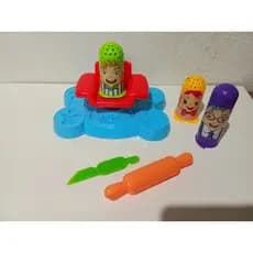 Kit de cabeleireiro de massinha de modelar. Com 8 peças.