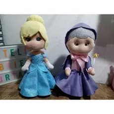 Cinderela e fada madrinha em feltro.