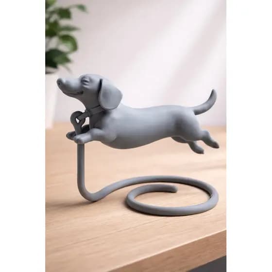 Escultura Cachorro Salsicha Flutuante – Design Moderno