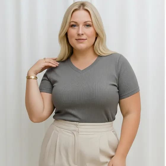 Blusa Feminina Canelada Decote V  Elegância e Conforto em Cada Detalhe
