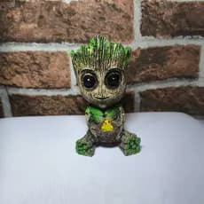 Baby Groot Vaso e Porta Objetos Decoração Passarinho na Mão em Resina