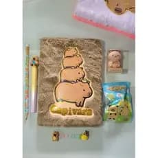 Kit Papelaria Fofa Capivara Caderno Pelúcia Capy|Escolar|Estudo|Borracha Surpresa