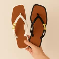 Chinelo feminino rasteiro com detalhe de laço dourado, perfeito para valorizar qualquer look