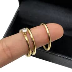 Par de alianças aliancinha noivado casamento 2mm fina fininha abaulada aço banhado + anel solitario