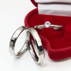 Par de Alianças Compromisso Namoro Prata Fina 4mm Chanfrada Simples Aço Inox Com Anel Zircônia