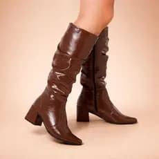Bota Feminina Cano Longo Enrugada Couro Sintético Leve Confortável Moda Bico Fino Promoção