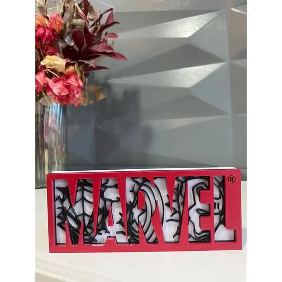 🦸‍♂️ Placa de Decoração Marvel – Peça Decorativa para Mesa Gamer, Nichos, Prateleiras e Escritório
