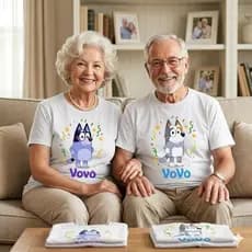 Kit 2 Camisetas Vovó e Vovô Bluey e Bingo O Presente Perfeito Dia Dos Avós Blusa Branca Algodão Família Casal Idosos