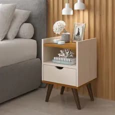 Mesa De Cabeceira Alice com 1 Gaveta Nicho Pés Palito Anti Umidade Decoração Quarto Off White/Freijó