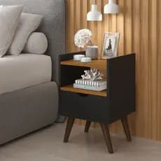 Mesa De Cabeceira Alice com 1 Gaveta Nicho Pés Palito Anti Umidade Decoração Quarto Preto / Freijó
