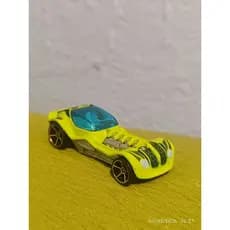 miniatura é um Hot Wheels - Dieselboy, especificamente da coleção Thrill Racers