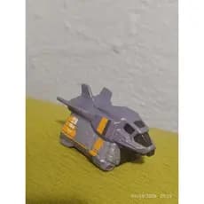 miniatura é a nave Armadillo do filme Lightyear da Disney Pixar,  Hot Wheels.