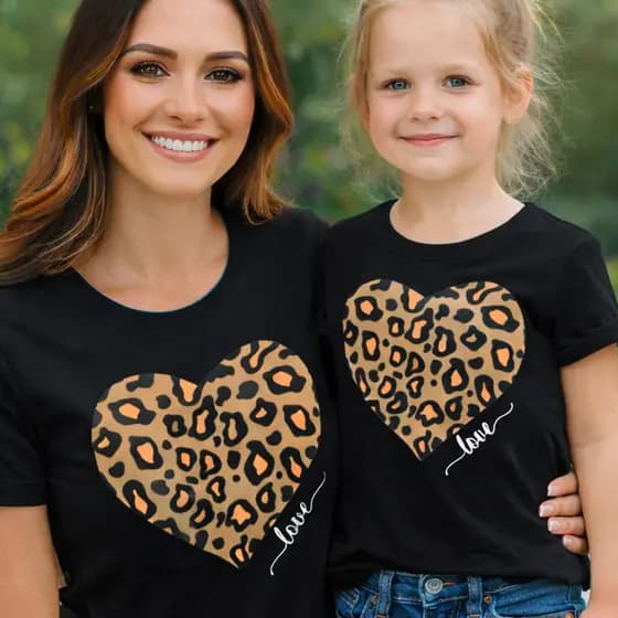 Kit Camisetas Mãe e Filha Coração Animal Print Oncinha Tal Mãe Tal Filha 2 peças