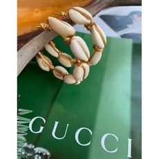 Brincos de argolas búzios verdadeiros feito a mão moda com macramê dourado branco elementos do mar verão