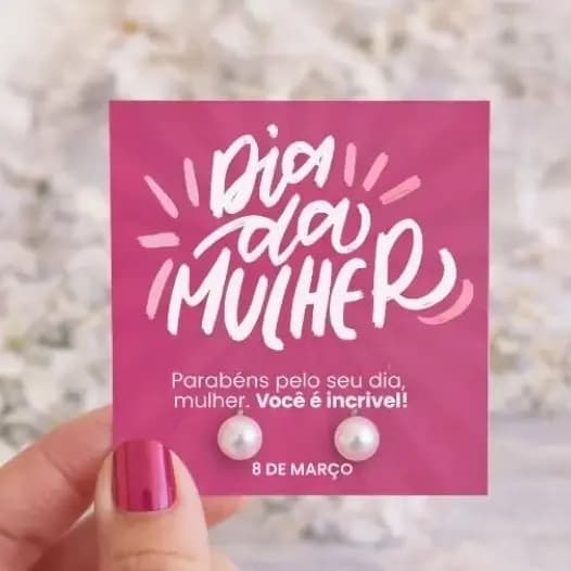 Kit 100 e 50 Dia da Mulher Lembrança para Empresa Escola Igreja Brinco Pérola + Tag lembrancinha dia da mulher