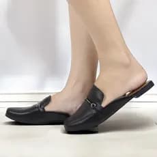 Mule Feminina Confortável Tendência e Elegância Bico Quadrado com Detalhe em ABS Cores Básicas