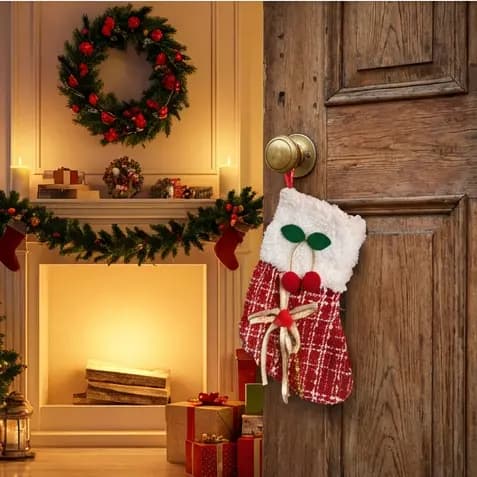 Kit Pendentes de Natal: Meia Decorada 18cm e Papai Noel de Pelúcia 22,5cm - Charme e Sofisticação