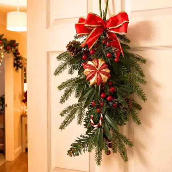 Galho Pinha Gota Natalina Enfeite de Porta Guirlanda 50cm Luxo Laço Vermelho Pinhas e Dourado Decoração