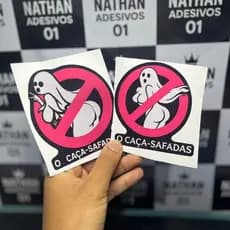 Adesivo O Caça Safadas 10cm Vinil a prova dagua para carro moto Baú Modelo exclusivo