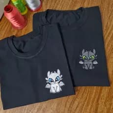 Kit c/ 02  Camisetas de Casal Estampado - Como Treinar o Seu Dragão 100% Algodão