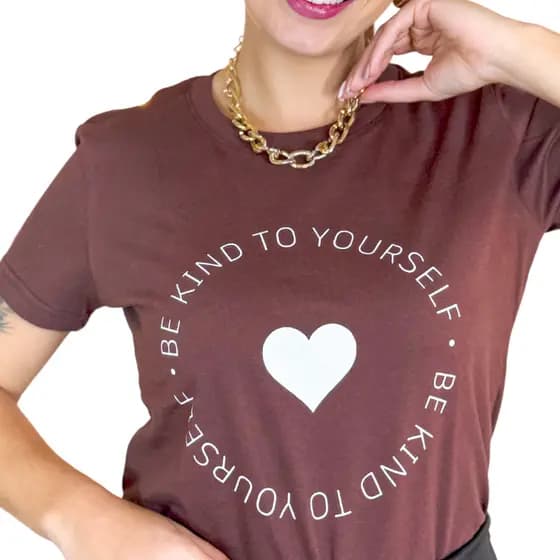 Camiseta feminina 100% algodão, cor marrom, confortável e versátil. Ideal para looks casuais e modernos. Blusa feminina de alta qualidade, com ótimo caimento. T-shirt feminina básica que combina com jeans e saias, perfeita para o dia a dia e ocasiões desc
