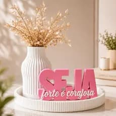 Kit Decorativo Letreiro Seja Forte e Corajosa com Vaso + Bandeja Decorativa Premium